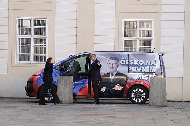 Babiš k Pavlovi řídil sám. Napoprvé přijel ke špatným dveřím