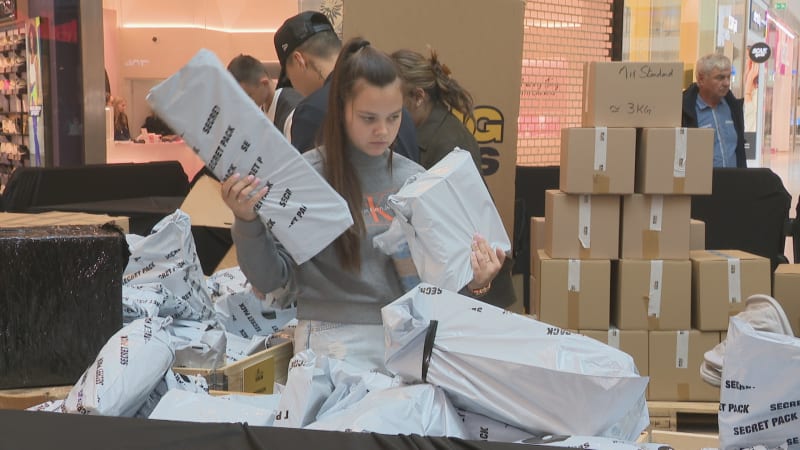 V Česku otevřel první obchod se ztracenými balíky. Zákazníci v nich dříve našli i zlatou cihlu