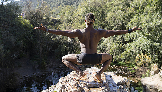 Dolů na čtyři, to je kvadrobik. Imitovat zvířata je fitness hit a není to podvod