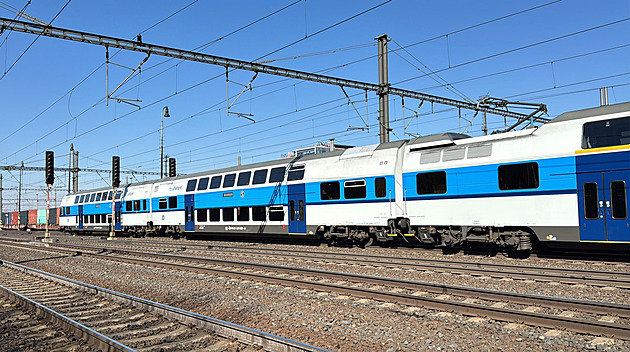 Mezi Třincem a Bystřicí vlak srazil člověka, provoz stojí