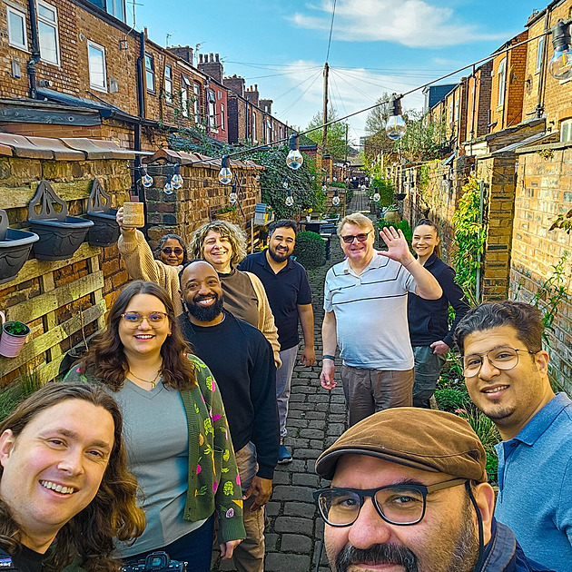 Z uličky hrůzy plné odpadků je oáza květin. Místním trvala proměna pět let