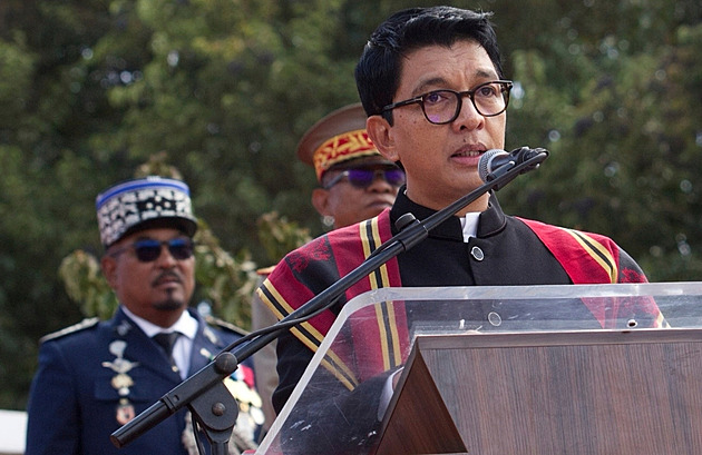 Prezident Madagaskaru uprchl ze země. Plánovali mě zavraždit, tvrdí z úkrytu