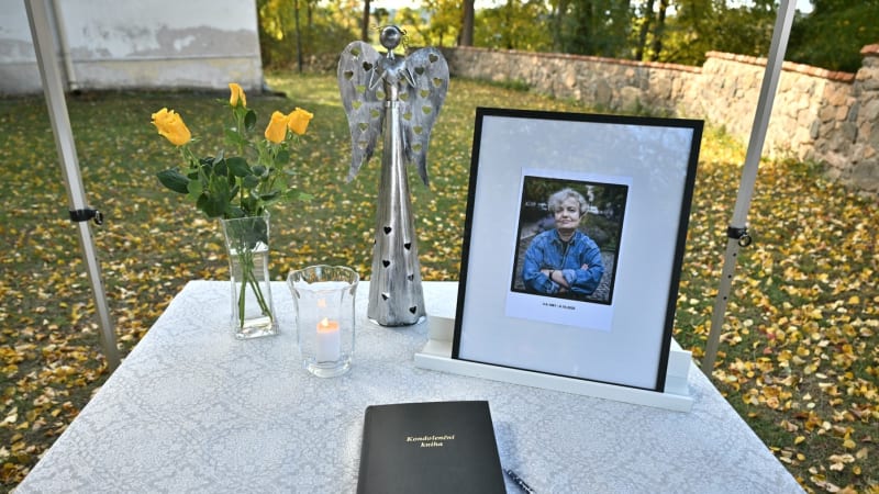 Poslední rozloučení s Drábovou: Obřad se konal jen pro nejbližší. Lidé stáli i před kostelem