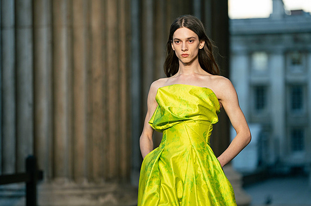 Jedovatá zelená je hit. Propadněte trendu, díky kterému vás nepřehlédnou