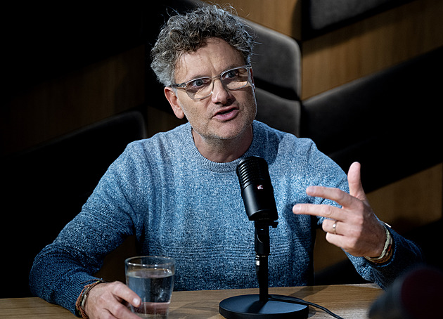 Stydím se, že se tolik odhaluju. Ale neumím to jinak, přiznává Patrik Hartl