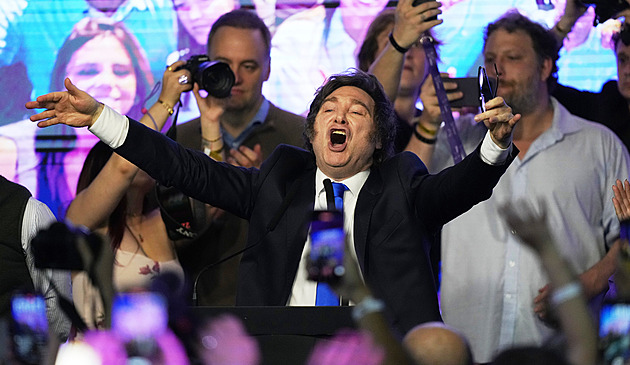 Milei uspěl v testu popularity. Jeho strana ovládla argentinské parlamentní volby