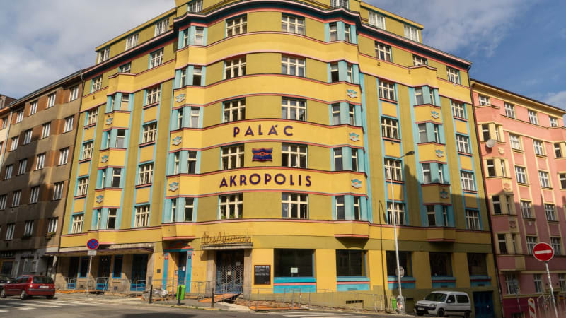 Muž, tyč a televize. Pražský festival Nekropolis zahájí představení s minimalistickou scénou