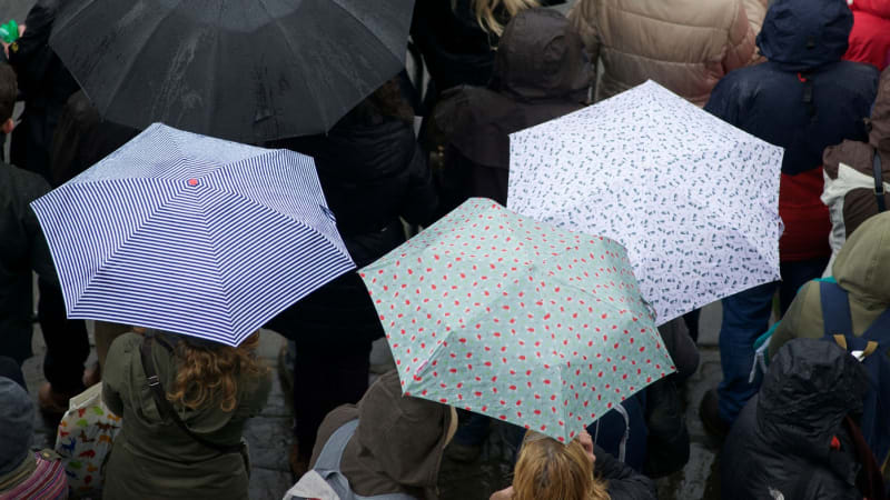 Sledujte RADAR: Do Česka o víkendu dorazí déšť i mlhy. Podívejte se, kde hrozí