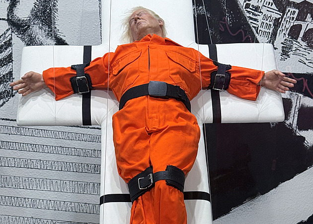 Děsivě realistické ukřižování Trumpa. Roli Ježíše by mohl ocenit, myslí si umělec