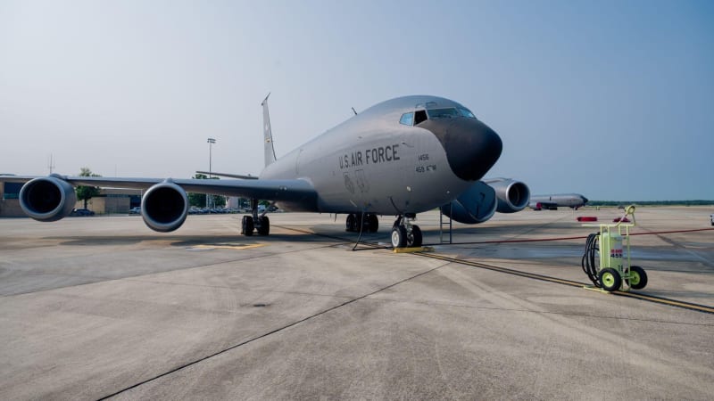 Rozruch na základně Air Force One: Po otevření podezřelého balíčku se lidem udělalo nevolno 