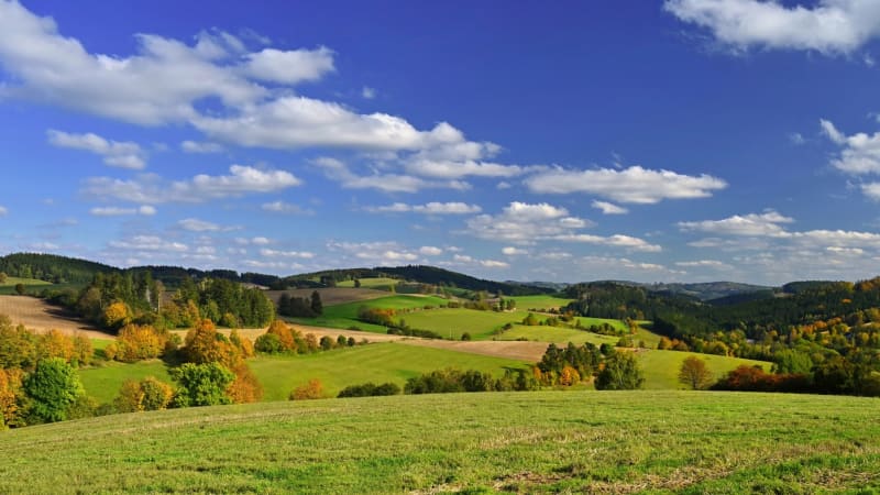 RADAR: Pestré počasí rozdělí Česko. Teploty se budou pohybovat od 4 do 20 stupňů