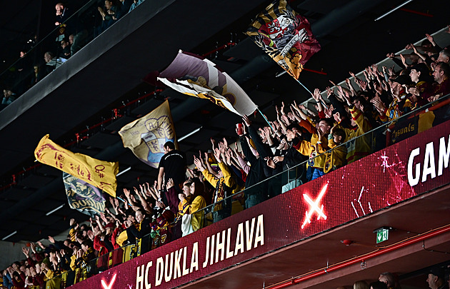 Hala potmě, zastavená hra, výzva k evakuaci. Fanoušek s cigaretou narušil hokej