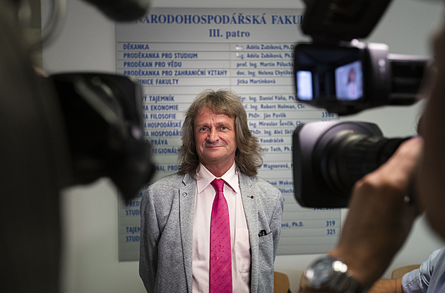 Souboj o rektora VŠE. Ševčík kandiduje proti muži, který ho z univerzity odvolal