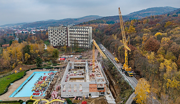 OBRAZEM: Obří jeřáb zastřešil bazén v Litvínově, kvůli stabilitě vrtali do skály