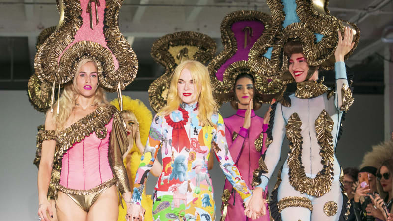 OBRAZEM: Zemřela návrhářka Pam Hoggová. Svými modely uměla šokovat, oblékala i Lady Gagu