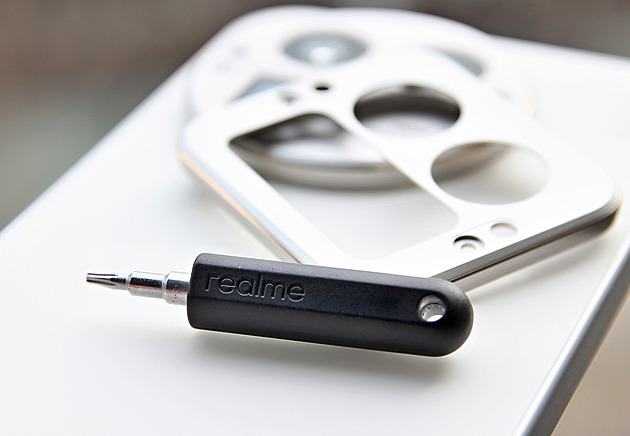 K tomuto telefonu dostanete šroubovák. Ale z jiného důvodu, než si myslíte