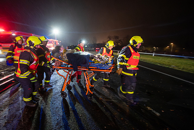 Hromadná nehoda na dálnici u Ostravy kvůli vysypané kulatině. Jeden člověk zemřel