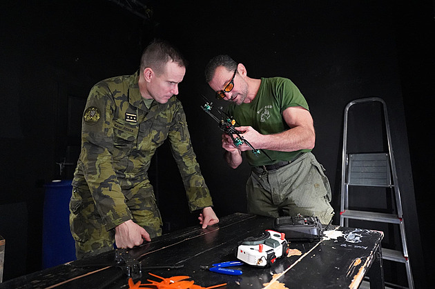 Mohl to být podvod, chtěli peníze i pro sebe. Policie vyšetřuje drony pro Ukrajinu