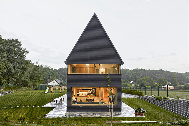 V Kolíně vyrostl krásný rodinný dům se stodolou, který je propojený s přírodou