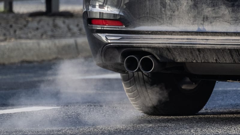 Zákaz spalovacích motorů se ruší. Brusel ustoupil, úlevu však nečekejte