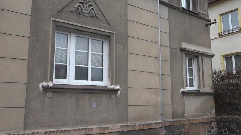 Útok nožem i mlácení hlavou o botník. Milostný trojúhelník na Děčínsku skončil pokusem o vraždu