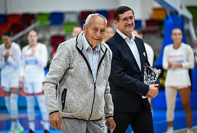 Strakonický basketbal přišel o legendu. V 92 letech zemřel úspěšný kouč Vondřička