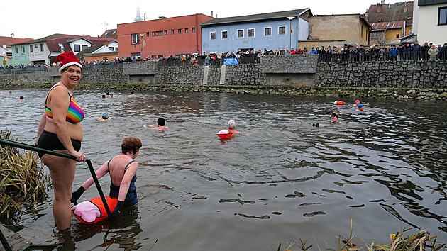 Řekou v centru Třebíče plavali „lední medvědi“. Užili si i vířivku pod jezem