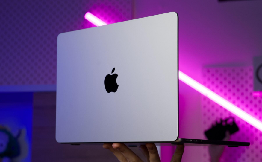 Apple zjednodušil výměnu baterie u MacBooku Pro s M5, oprava už není noční můrou