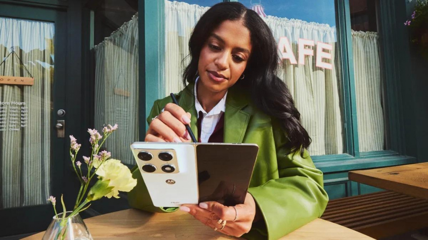 Motorola na CESu ukázala Razr Fold: knížkový telefon s 8,1″ displejem a trojitým 50Mpx foťákem