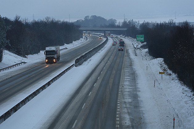 Meteorologové aktualizovali výstrahu před ledovkou, silnice jsou sjízdné