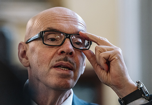 Umělci v divadle čekají na Klempíře. Ten jim popřál zdar, ale nedorazí