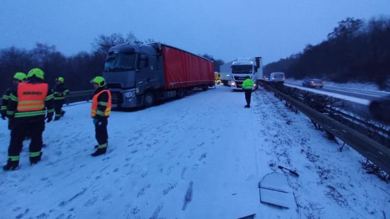 Hromadná nehoda u Prahy: Srazilo se pět aut se čtyřmi náklaďáky. Dálnice několik hodin stála