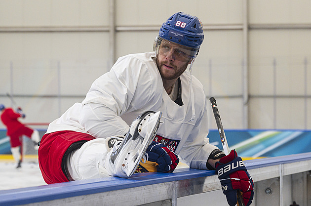 Hokejisté bez Faksy, Pastrňák před bitvou s Dány trénuje vedle Červenky a Sedláka