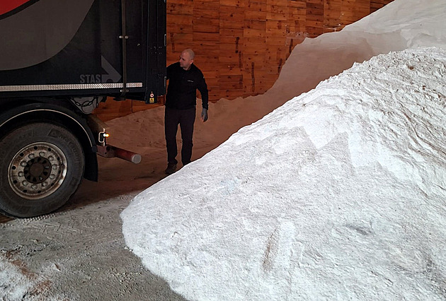 Tři a půl tisíce tun soli. Silničáři čelí nejtěžší zimě za poslední roky