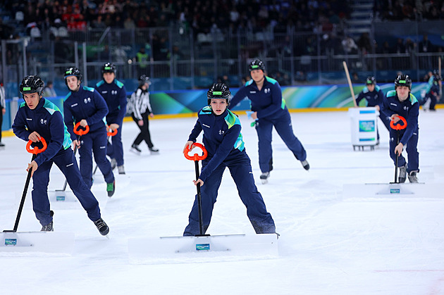 Zážitek po boku hvězd. Olympijský led uklízejí mladí hokejisté milánského klubu
