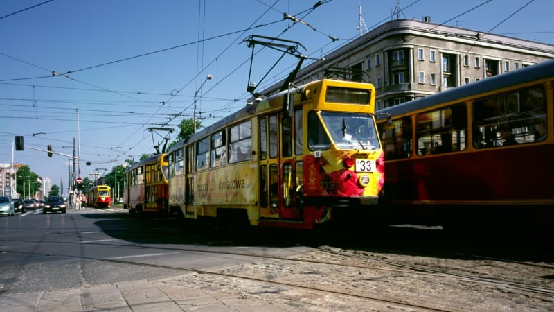 Tramvaj vláčela chlapečka stovky metrů. Zemřel před očima babičky, řidič z Varšavy zná trest
