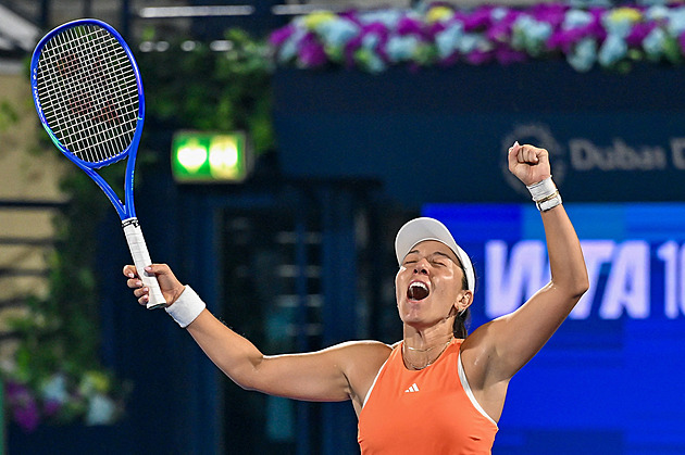 Pegulaová po titulu v Dubaji čekala na trenéra. Ten místo oslavy řešil mobil