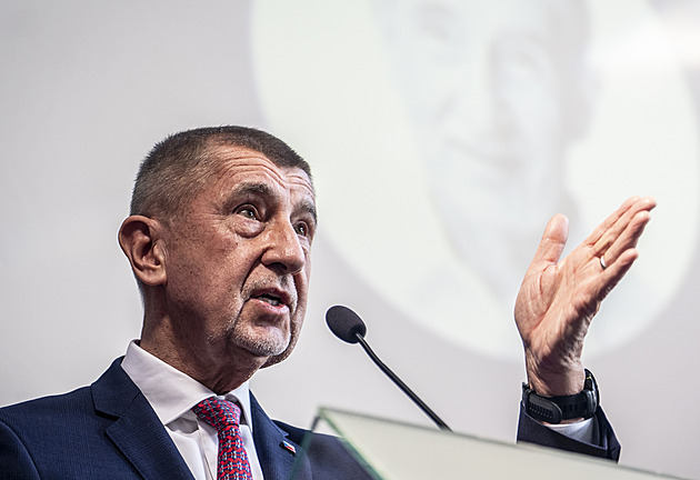 Vláda chce letos vrátit věk odchodu do penze na 65 let i zrušit poplatky ČT