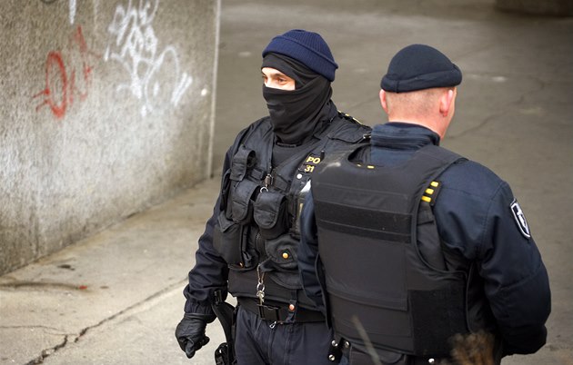 Policejní manévry v Havířově, nebezpečný ozbrojený muž se zabarikádoval v bytě