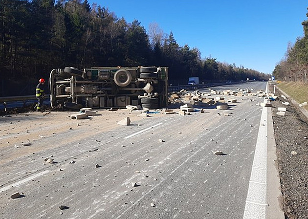 Převrácený náklaďák a vysypaný náklad blokovaly D1 na Brněnsku, tvořila se kolona