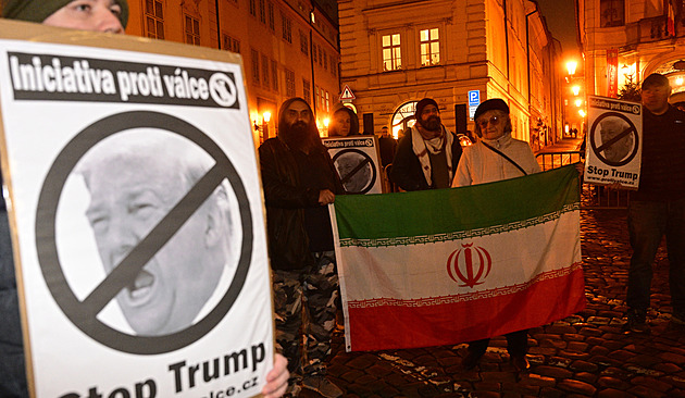 Trump je bastard. Desítky lidí protestovaly před americkou ambasádou v Praze