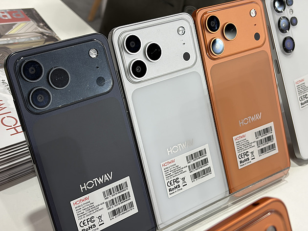 Je oranžový a všichni ho chtějí. Kdo nemá fejkový iPhone, jako by nebyl