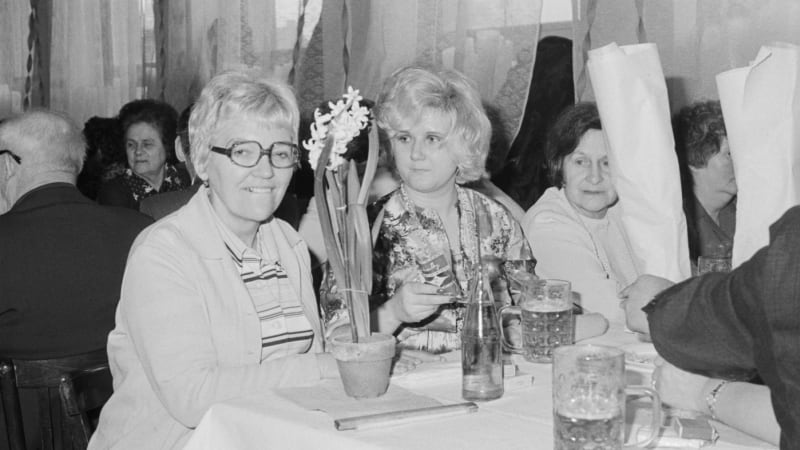 Oslavy MDŽ se zvrhly v den pitek a nevěr, režim problém řešil v časopise Vlasta