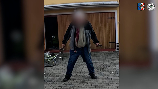 VIDEO: Kýval se a přibližoval. Muž šel na policisty se sekerou a dýkou