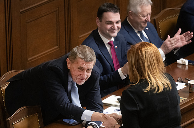 Koalice prosadila rozpočet a schodek 310 miliard. Poslanci překvapili Schillerovou