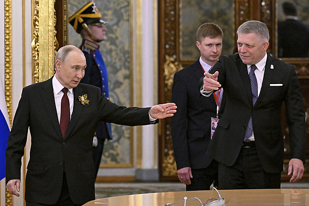 Fico opět pojede na oslavy konce války do Moskvy, rád by i do Normandie