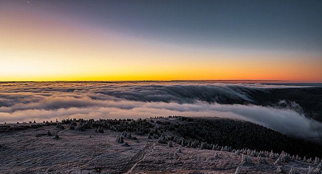 Studená fronta přinese do Česka déšť i sníh, konec víkendu bude slunečný