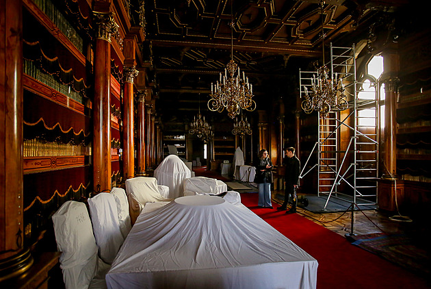 OBRAZEM: Žádná chemie z drogerie, ale včelí vosk. Víme, jak se gruntuje na Hluboké