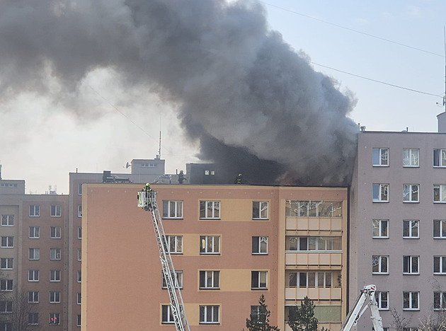 V Ostravě hořela střecha panelového domu, tři lidé se nadýchali zplodin