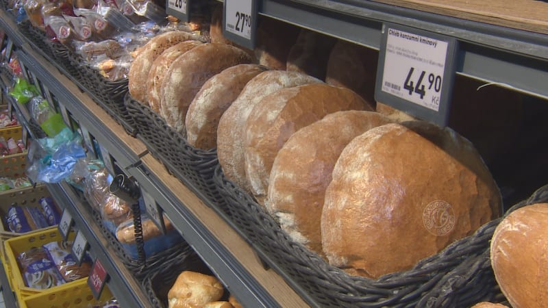 Předražený chleba: Mohou za to obchody, míní zemědělci. Řetězce to odmítají